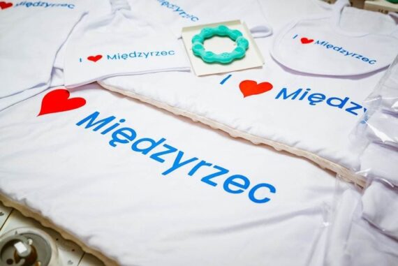 Wyprawka dla noworodka z LOGO firmy, nadrukiem